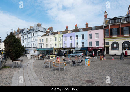 Geschäfte und Cafés auf der Parade an der Küste in Ramsgate, Kent GROSSBRITANNIEN Stockfoto