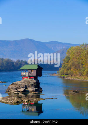 Kleines Haus thront auf einem Felsen in der Mitte von einem Fluss. - Bild Stockfoto