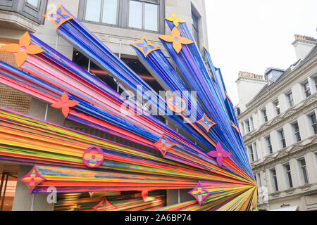 London, Großbritannien. 25 Okt, 2019. Die neu renovierten Louis Vuitton Flagship Store in New Bond Street in London eröffnet wurde, mit den Dekorationen, die von den amerikanischen Designer Sarh Crowner. Credit: Amer Ghazzal/SOPA Images/ZUMA Draht/Alamy leben Nachrichten Stockfoto