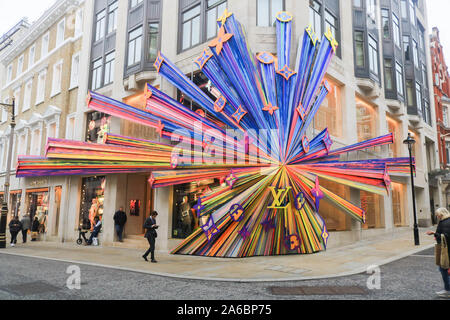 London, Großbritannien. 25 Okt, 2019. Die neu renovierten Louis Vuitton Flagship Store in New Bond Street in London eröffnet wurde, mit den Dekorationen, die von den amerikanischen Designer Sarh Crowner. Credit: Amer Ghazzal/SOPA Images/ZUMA Draht/Alamy leben Nachrichten Stockfoto