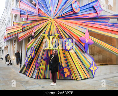 London, Großbritannien. 25 Okt, 2019. Eine touristische posiert vor Der neu renovierten Louis Vuitton Flagship Store in New Bond Street eröffnet wurde. Credit: Amer Ghazzal/SOPA Images/ZUMA Draht/Alamy leben Nachrichten Stockfoto