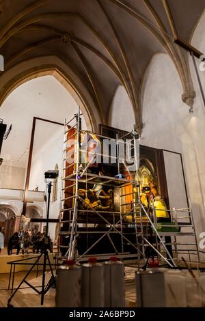 Colmar, Frankreich. 25 Okt, 2019. Zwei Restauratoren Arbeiten an Panels der Isenheimer Altar in der Unterlinden. Der Altar wird derzeit umfassend saniert werden. Quelle: dpa Picture alliance/Alamy leben Nachrichten Stockfoto