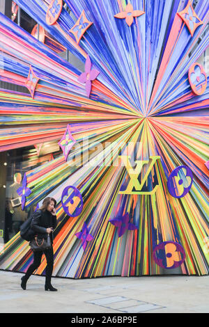 London, Großbritannien. 25 Okt, 2019. Ein Einkaufsparadies an der neu renovierten Louis Vuitton Flagship Store in New Bond Street eröffnet wurde. Credit: Amer Ghazzal/SOPA Images/ZUMA Draht/Alamy leben Nachrichten Stockfoto