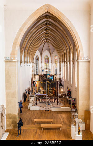 Colmar, Frankreich. 25 Okt, 2019. Ein Gerüst steht vor einem Panel der Isenheimer Altar in der Unterlinden. Der Altar wird derzeit umfassend saniert werden. Quelle: dpa Picture alliance/Alamy leben Nachrichten Stockfoto