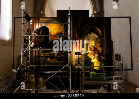 Colmar, Frankreich. 25 Okt, 2019. Zwei Restauratoren Arbeiten an Panels der Isenheimer Altar in der Unterlinden. Der Altar wird derzeit umfassend saniert werden. Quelle: dpa Picture alliance/Alamy leben Nachrichten Stockfoto