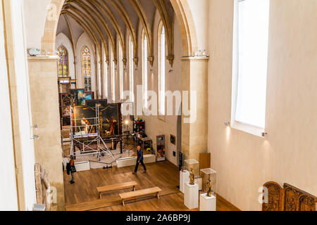 Colmar, Frankreich. 25 Okt, 2019. Ein Gerüst steht vor einem Panel der Isenheimer Altar in der Unterlinden. Der Altar wird derzeit umfassend saniert werden. Quelle: dpa Picture alliance/Alamy leben Nachrichten Stockfoto