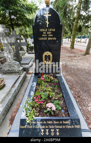 Ein Grab das Grab des berühmten Ukrainian-French Tänzerin und Choreografin Serge Lifar im Sainte-Genevieve-des-Bois russische Friedhof, Frankreich Stockfoto