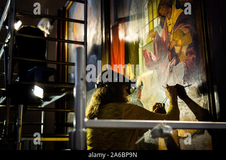 Colmar, Frankreich. 25 Okt, 2019. Eine Restauratorin arbeitet auf einem Panel der Isenheimer Altar in der Unterlinden. Der Altar wird derzeit umfassend saniert werden. Quelle: dpa Picture alliance/Alamy leben Nachrichten Stockfoto