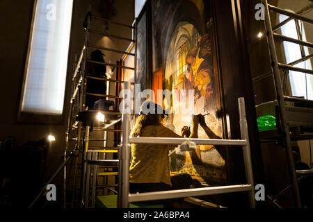 Colmar, Frankreich. 25 Okt, 2019. Eine Restauratorin arbeitet auf einem Panel der Isenheimer Altar in der Unterlinden. Der Altar wird derzeit umfassend saniert werden. Quelle: dpa Picture alliance/Alamy leben Nachrichten Stockfoto