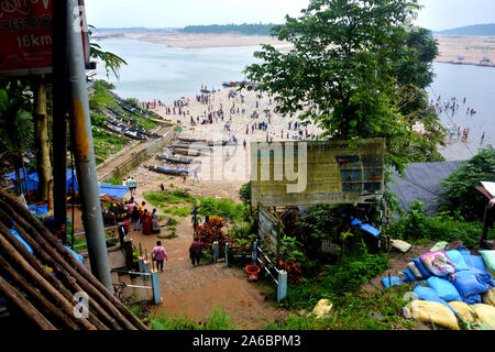 Ein Blick auf die Dawki Tourismus Spot von der Straße Kopf die Grenze von Indien und Bangladesch in Meghalaya, Indien mit vielen Touristen und Besucher Stockfoto