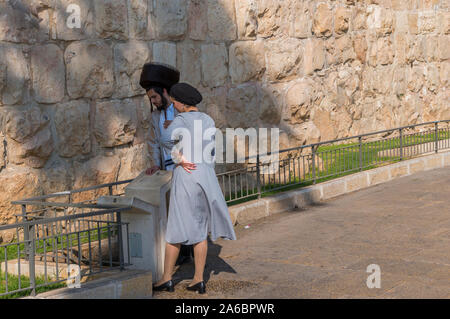 Leben in Jerusalem. Alltag in der heiligen Stadt Jerusalem. Mutter mit zwei kleinen Mädchen Entspannung in einem Sabbat in der Altstadt von Jerusalem. Stockfoto