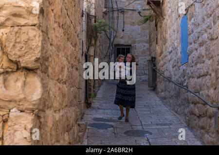 Einzigartige Kinder in Jerusalem. Leben in Jerusalem. Alltag in der Heiligen Stadt Jerusalem Stockfoto