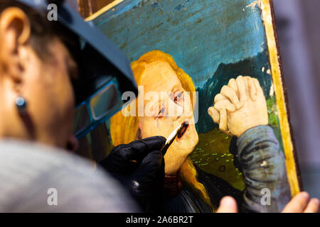 Colmar, Frankreich. 25 Okt, 2019. Eine Restauratorin arbeitet auf einem Panel der Isenheimer Altar in der Unterlinden. Der Altar wird derzeit umfassend saniert werden. Quelle: dpa Picture alliance/Alamy leben Nachrichten Stockfoto