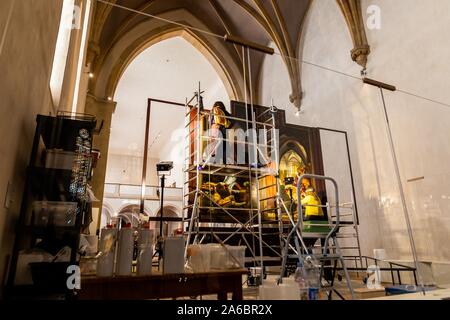 Colmar, Frankreich. 25 Okt, 2019. Zwei Restauratoren Arbeiten auf einem Panel der Isenheimer Altar in der Unterlinden. Der Altar wird derzeit umfassend saniert werden. Quelle: dpa Picture alliance/Alamy leben Nachrichten Stockfoto