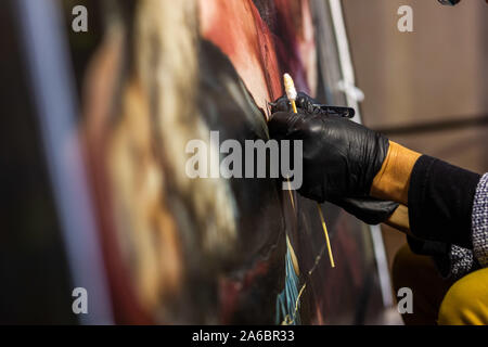 Colmar, Frankreich. 25 Okt, 2019. Eine Restauratorin arbeitet auf einem Panel der Isenheimer Altar in der Unterlinden. Der Altar wird derzeit umfassend saniert werden. Quelle: dpa Picture alliance/Alamy leben Nachrichten Stockfoto