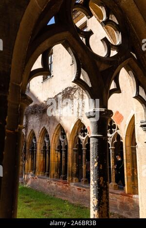 Colmar, Frankreich. 25 Okt, 2019. Der Kreuzgang der Der Unterlinden, einem ehemaligen Dominikanerkloster. Unter anderem ist es Häuser der Isenheimer Altar, der wird derzeit umfassend saniert werden. Quelle: dpa Picture alliance/Alamy leben Nachrichten Stockfoto