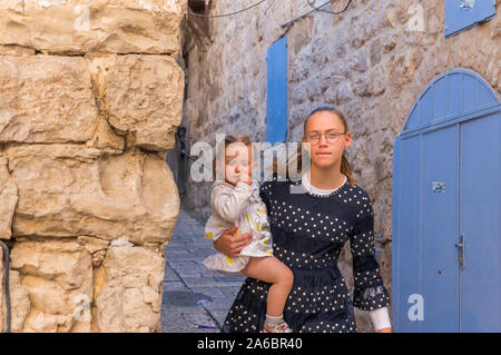Einzigartige Kinder in Jerusalem. Leben in Jerusalem. Alltag in der Heiligen Stadt Jerusalem Stockfoto