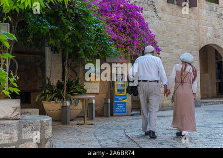 Leben in Jerusalem. Alltag in der heiligen Stadt Jerusalem. Alte Paar gehen Hand in Hand im armenischen Viertel von Jerusalem Stockfoto