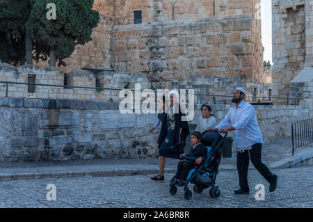 Leben in Jerusalem. Alltag in der heiligen Stadt Jerusalem. Mutter mit zwei kleinen Mädchen Entspannung in einem Sabbat in der Altstadt von Jerusalem. Stockfoto