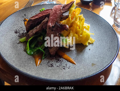 Gewürzt Känguru-filet sautierten Grüns an Holzkohle Lane einheimische australische Küche Gertrude St Fitzroy Melbourne Victoria Australien serviert. Stockfoto