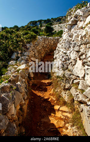 Coastal Path für Cipolliane Höhlen und Ciolo Brücke, Gagliano del Capo, Apulien, Italien Stockfoto