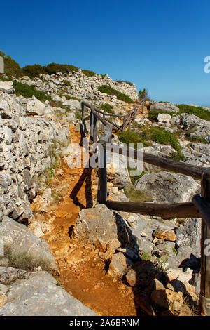 Coastal Path für Cipolliane Höhlen und Ciolo Brücke, Gagliano del Capo, Apulien, Italien Stockfoto