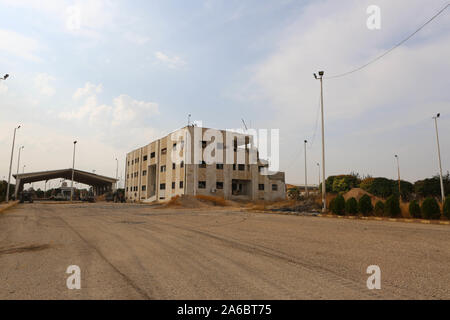 Oktober 19, 2019: Tal Abyad, Syrien. 19. Oktober 2019. Der Grenzübergang in der syrischen Stadt der Tal Abyad und seine Umgebung nach der jüngsten Erfassung der syrischen Grenze Stadt, die von der türkischen Armee und den türkisch-syrischen Nationale Armee aus dem kurdischen Kräfte. Die Website wurde von der Syrischen Demokratischen Kräfte (SDF) und den Menschen Schutz (YPG) zu beobachten und türkischen militärischen Positionen auf der anderen Seite überwachen. Die Tal Abyad Grenzübergang ist derzeit in Reparatur, nur wenige Tage nach der türkischen Streitkräfte die Stadt ergriff während der Operation Frieden Frühling, eine militärische offe Stockfoto