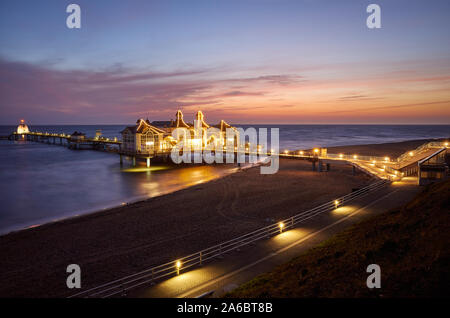 Seebrücke Sellin, das Juwel der unter Denkmalschutz stehenden Häusern Rugia (Rügen) Ostseeküste Insel an lila Dawn, Deutschland. Stockfoto