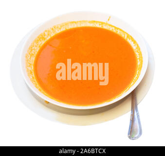 Andalusische Gazpacho - Suppe pürieren traditionell kalt serviert. Spanische Küche. Auf weissem Hintergrund Stockfoto