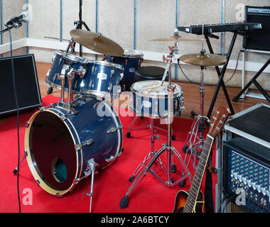 Blick auf moderne backline Equipment warten auf Musiker in Leer Tonstudio Stockfoto
