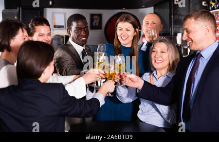 Internationale Gruppe von froh, heiter positive lächelnde Geschäftsleute Toasten mit Champagner, Spaß an Office Party in der Diskothek Stockfoto