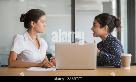 Diverse Business woman Team Besprechen von Problemen Stockfoto