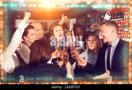 Internationale Gruppe von positiven Geschäftsleute Toasten mit Champagner, Spaß an Office Party in der Diskothek Stockfoto