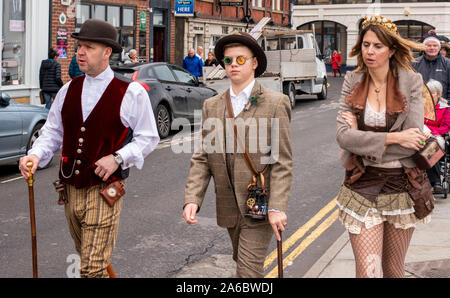 Familie der Goten in traditionellen Kostümen, Whitby Goth Wochenende Festival, Whitby, North Yorkshire, UK, 25. Oktober 2019 Stockfoto