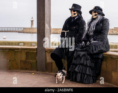 Paar in traditionellen Goth Kostüme mit Skelett Hund, Whitby Goth Wochenende Festival, Whitby, North Yorkshire, UK, 25. Oktober 2019 Stockfoto