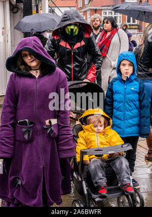 Goten Eltern mit Kindern, Whitby Goth Wochenende Festival, Whitby, North Yorkshire, UK, 25. Oktober 2019 Stockfoto