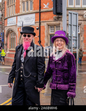 Goth Paar in traditionellen Kostümen, Whitby Goth Wochenende Festival, Whitby, North Yorkshire, UK, 25. Oktober 2019 Stockfoto