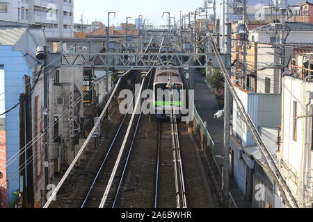 Line Pass durch den Bahnhof in Tokio Stockfoto