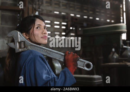 Multirassischen diverse Hispanic asiatische Frau engineering Arbeiter mit industriellen Schraubenschlüssel - Gemischte Renningenieur Frau in Manufacturing Business arbeiten Stockfoto