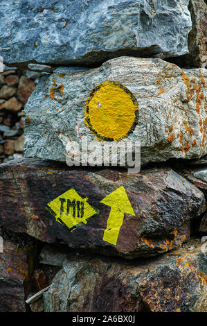 Briefe TMB Sinne Tour du Mont Blanc und eine Richtung arrrow auf einem Felsen gemalt. Eine klassische mehrtägige Wanderung in den Französischen Alpen Stockfoto