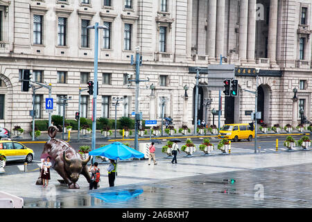 Arturo Di Modica Laden Stier mit HSBC Gebäude im Hintergrund in dem Bund District Shanghai Chine Stockfoto