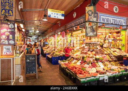 Im Inneren der Markthalle in Triana Markt Mercado de Triana Triana Sevilla Sevilla Spanien Sevilla Andalusien Spanien EU Europa Stockfoto
