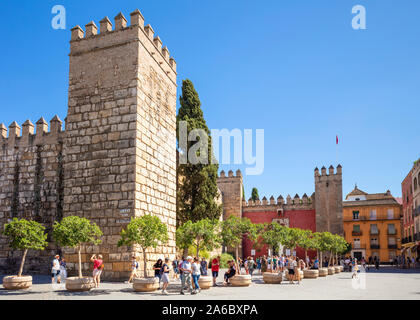 Warteschlangen von Menschen, die darauf warteten, der Alcazar Palast Royal Alcázar von Sevilla Real Alcázar Sevilla Sevilla Spanien Sevilla Andalusien Spanien EU Europa eingeben Stockfoto