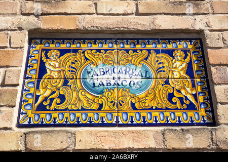 Keramische Fliese zeichen Fabrica echten Tabacos königliche Tabakfabrik Zeichen Universität von Sevilla in Sevilla Spanien Sevilla Andalusien Spanien EU Europa Stockfoto