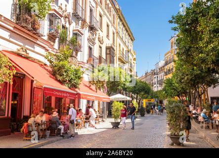 Sevilla Calle Mateos Gago Street, Leute essen außerhalb von Cafés und Restaurants Sevilla Zentrum Sevilla Sevilla Spanien Sevilla Andalusien Spanien EU Europe08 Stockfoto