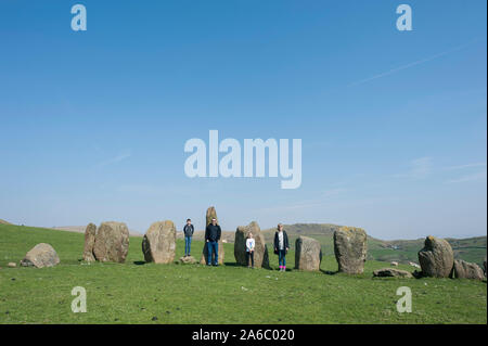 Ein Familienstand im Ambleside Stone Circle Stockfoto