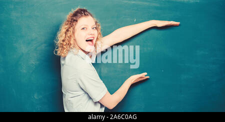 Wichtige Informationen zu erinnern. Lehrer der beste Freund von Lernenden. Guter Lehrer Meister der Vereinfachung. Lehre könnte mehr Spaß machen. Frau Lehrerin vor der Tafel. Lehrer hart Thema erklären. Stockfoto