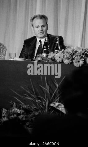 Treffen der Staatschefs der ehemaligen Republiken, die in Jugoslawien, einschließlich Serbiens, Slobodan Milosevic. In Brdo Schloss, Kranj, Jugoslawien, 1991. Stockfoto