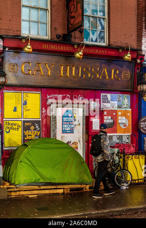 Geschlossen Gay Husar Restaurant Soho. Ein ungarisches Restaurant in der Griechischen Street, Soho, London. Gay Husar eröffnete im Jahr 1953 und 2018. Stockfoto