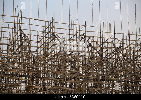 Tausende von Bambus, ist das Gerüst Projekt in Bürogebäude Baustelle in Hong Kong Downtown Stockfoto